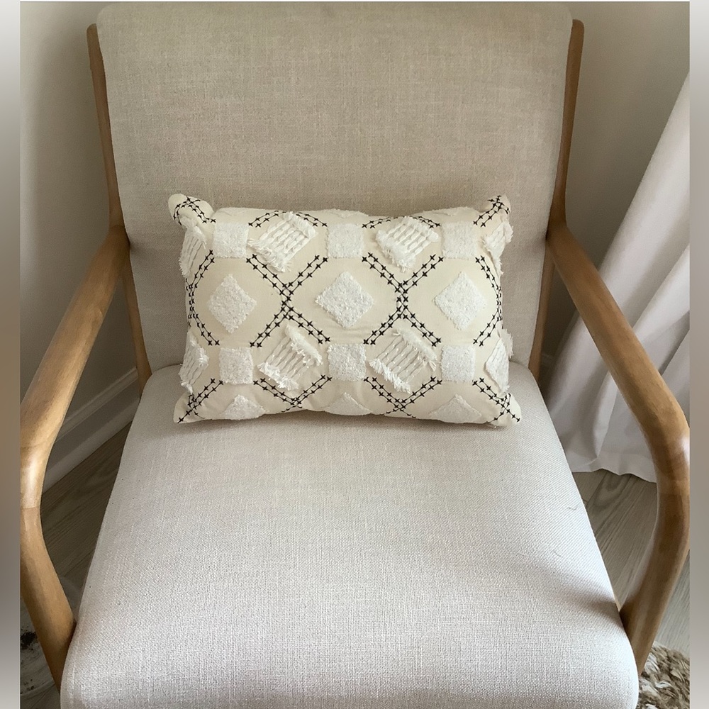 NWT INK & IVY 12x18 DECORATIVE PILLOW❤️❤️❤️❤️